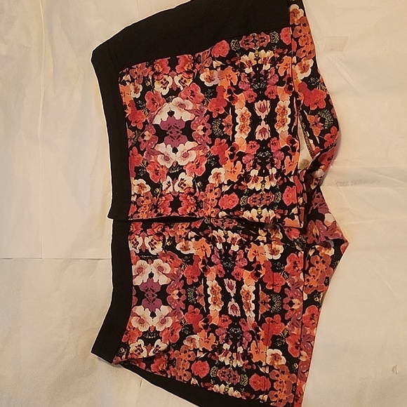🌺 Nicole Miller Floral Shorts 🌺 - Picture 1 of 8